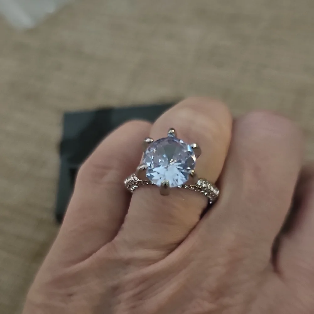 Elegant Silver Ring with Clear Stone - Picture 4 of 6